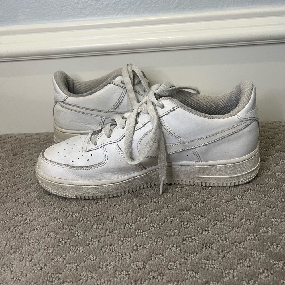 White Nike Air Force 1 size 7Y